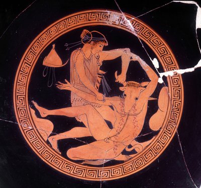 قتل مينوتور من قبل Thesee - إناء يوناني محفوظ في Museo Archeologico de Firenze. الجزء الداخلي من كأس الخماسي مع الأشكال الحمراء ، رسام Dokimasia. 480 ق. (مينوتورو) بواسطة اليونانية
