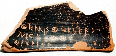Ostrakon (أو ostracon) (جمع: ostraca أو ostraka) ، شظايا فخارية تستخدم كأوراق اقتراع أثناء إجراءات النبذ في اليونان القديمة. 480 قبل الميلاد أثينا. متحف اجورا. بواسطة اليونانية