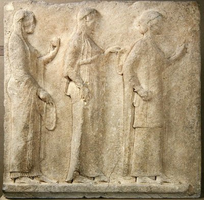 النعم الثلاث ، ارتياح من ممر Theores ، من ثاسوس ، حوالي 470 قبل الميلاد (الرخام) بواسطة اليونانية