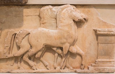 أربعة خيول (كوادريجا) تسحب عربة من الإفريز الجنوبي لخزانة Siphnians ، شيدت حوالي 530-480 قبل الميلاد (الرخام) بواسطة اليونانية