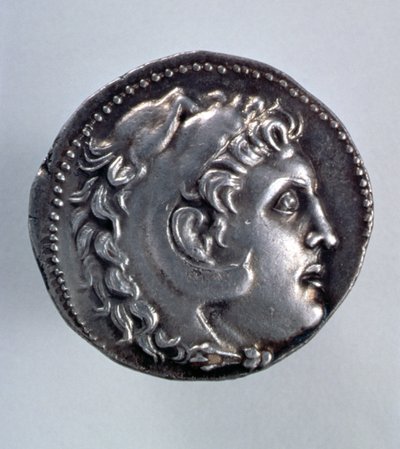 الإسكندر الأكبر Tetradrachm يظهر رأس هيراكليس يرتدي غطاء رأس جلد أسود بواسطة المدرسة اليونانية