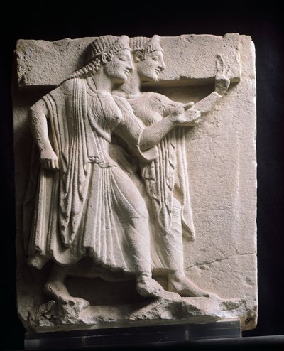 Metope يصور الراقصين ، الإغاثة من المكنز القديم ، كامبانيا ، إيطاليا القرن الخامس قبل الميلاد (الحجر الرملي) بواسطة المدرسة اليونانية