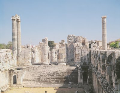 الدرج الكبير لمعبد أبولو ، c.336 قبل الميلاد بواسطة المدرسة اليونانية
