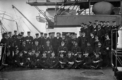 الأدميرال اللورد والتر كير وضباطه في الربع الرابع من قيادته ، HMS Majestic ، 1896. بواسطة غريغوري وشركاه