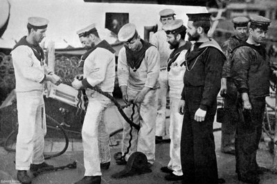 سترات زرقاء في العمل لربط حبل على متن البارجة HMS Majestic ، 1896. بواسطة غريغوري وشركاه
