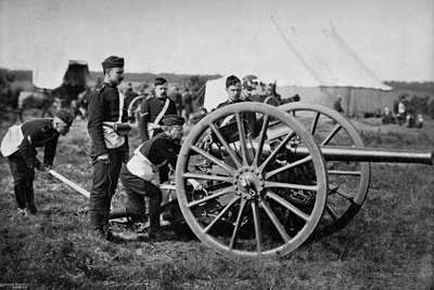 مدفعيون من مدفعية مدفعية حفر مع 12 مدقة ، 1895 بواسطة غريغوري وشركاه