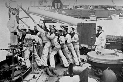 رفع مرساة على البارجة HMS Majestic ، 1896 بواسطة غريغوري وشركاه