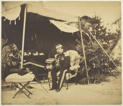 الضباط جالسون في خيمة ، كامب دي شالون ، 1857. بواسطة غوستاف ليجراي