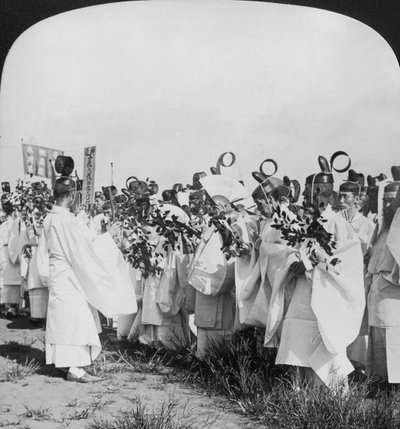 كهنة شنتو في موكب جنازة لضحايا هيتاشي مارو ، طوكيو ، اليابان ، 1905 بواسطة HC الأبيض