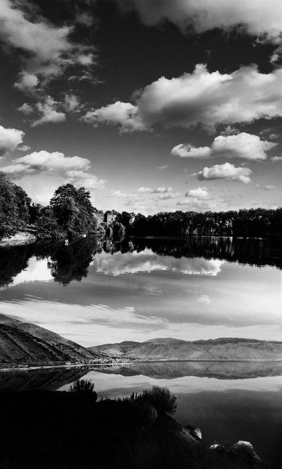 منظر طبيعي مع بحيرة (صورة بالأبيض والأسود) بواسطة حاج حاج