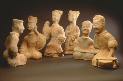 مجموعة من الموسيقيين والراقصين والخادمين (الطين) بواسطة اسرة هان الصينية