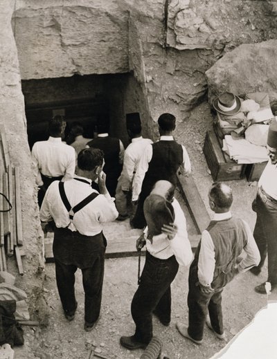 حفلة تنزل على الدرج إلى مقبرة توت عنخ آمون ، وادي الملوك بواسطة هاري بورتون