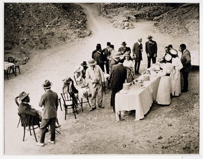 زوار مميزون يتناولون المرطبات بالقرب من مقبرة توت عنخ آمون عند افتتاح الغرفة الداخلية بوادي الملوك بواسطة هاري بورتون