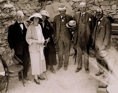 هوارد كارتر (1873-1939) ومجموعة من الأوروبيين يقفون بجانب أعمال التنقيب في مقبرة توت عنخ آمون بوادي الملوك (طبعة فضية من الجيلاتين) بواسطة هاري بورتون
