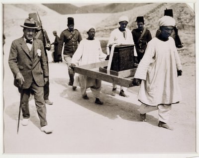 إزالة الضريح المذهب من مقبرة توت عنخ آمون بوادي الملوك (طبعة فضية جيلاتينية) بواسطة هاري بورتون