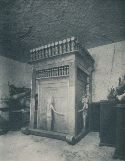 ضريح كانوبي منحوت بشكل غني متلألئ بالذهب ، c1935 بواسطة هاري بورتون