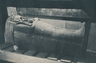 العش الثلاثي من الصناديق الذهبية للحفاظ على الطين البشري الفقير ، c1935 بواسطة هاري بورتون