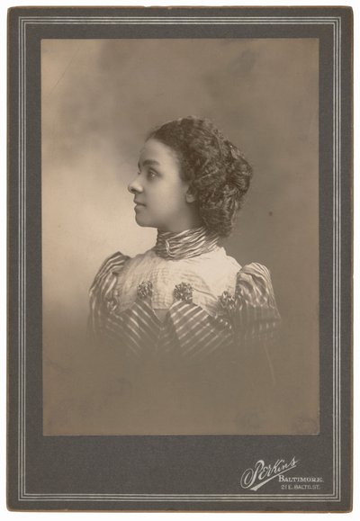 غريس هيوز، ج. 1900 (صورة فوتوغرافية) بواسطة هاري لينفيلد بيركنز
