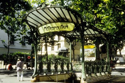 محطة مترو الأنفاق Abbesses في باريس ، فرنسا بواسطة هيكتور غيمارد
