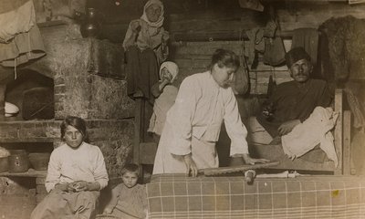الحرب العالمية الأولى: شهدت أوكرانيا في أعوام 1914-1916 أثناء غزو الجيش الألماني. عائلة داخل منزل (صورة بالأبيض والأسود) بواسطة مقبرة الأبطال Dsessentniki (Attr. To)