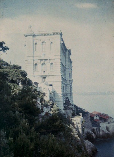 بناية أنيقة محصنة على خليج موناكو بواسطة هنري شوانارد