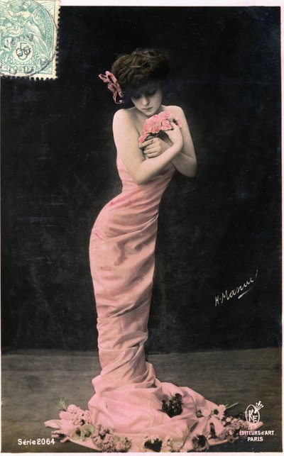 الأنثى المثالية حوالي عام 1900: جمال شاب ذو صورة ظلية رقيقة جدًا ، بطاقة بريدية. (صورة) بواسطة هنري مانويل