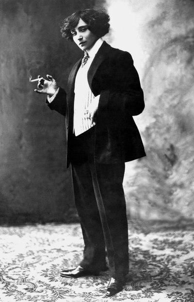 الكاتب الفرنسي كوليت (1873-1954) يرتدي بدلة الرجل ويدخن ، تصوير هنري مانويل ، ج. 1909 بواسطة هنري مانويل