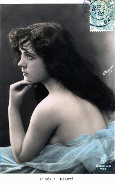الجمال المثالي: شابة ذات شعر طويل (ربما الراقصة Véréna ، من Folies Bergères) ، بطاقة بريدية 1905 (صورة) بواسطة هنري مانويل
