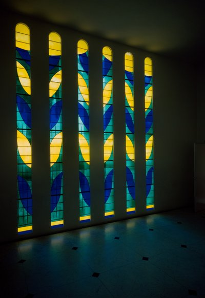 نافذة زجاجية ملونة من كنيسة روزير، المعروفة أيضًا باسم كنيسة ماتيس بواسطة هنري ماتيس