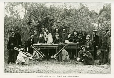 استجواب القراصنة. نقش بواسطة Thiriat ، بعد صورة فوتوغرافية ، لتوضيح قصة Trente mois au Tonkin في عام 1884 ، بواسطة دكتور هوكوارد ، في le Tour du monde 1889 ، من إخراج إدوارد شارتون (1807-1890) ، Hachette ، باريس. بواسطة هنري تيريات
