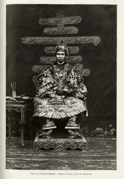 صورة للملك دونغ خانه (1864-1889) إمبراطور أنام في زي احتفالي. نقش لـ Thiriat ، لتوضيح قصة "" Trente mois au Tonkin "للدكتور تشارلز إدوارد هوكوارد (1853-1911) ، في عام 1885 ، في Le Tour du monde ، مجلة nouveau des voyages بواسطة هنري تيريات
