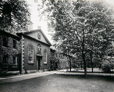 The Ironmongers 'Almshouses ، Kingsland Road ، Shoreditch ، حوالي 1910 (b / w photo) (انظر أيضًا 266795) بواسطة هنري ديكسون