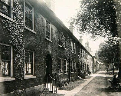 The Ironmongers 'Almshouses ، Kingsland Road ، Shoreditch ، حوالي 1910 (b / w photo) (انظر أيضًا 266794) بواسطة هنري ديكسون
