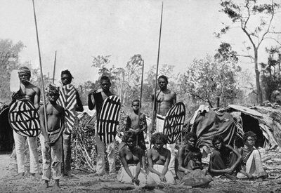 حزب من سكان كوينزلاند يحملون الرماح والدروع ، 1902 بواسطة هنري كينج