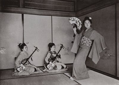 A Geisha dancing (b/w photo) بواسطة هربرت بونتينج