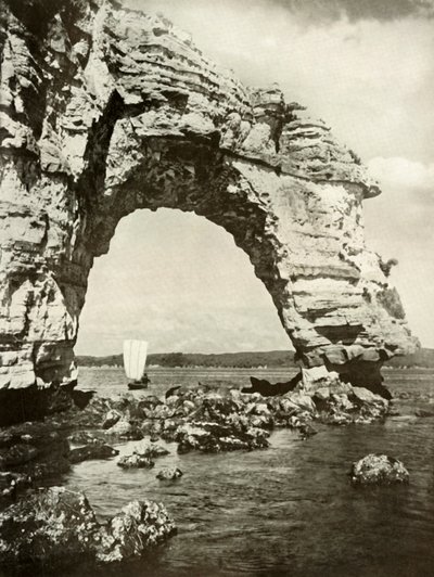 قوس يرتديه البحر في ماتسوشيما ، 1910. بواسطة هربرت بونتينج
