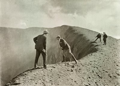 في Craters Brink ، Asama-Yama ، 1910. بواسطة هربرت بونتينج