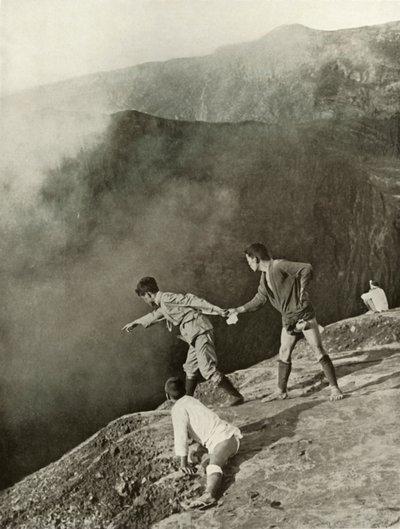 في Craters Brink ، آسو سان ، 1910. بواسطة هربرت بونتينج