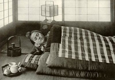 وقت النوم في اليابان ، 1910. بواسطة هربرت بونتينج