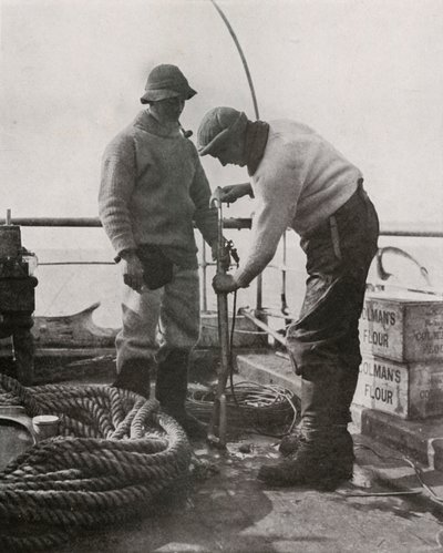 دكتور ويلسون ودكتور أتكينسون جاري تحميل بندقية هاربون ، c19101913 ، 1913 بواسطة هربرت بونتينج
