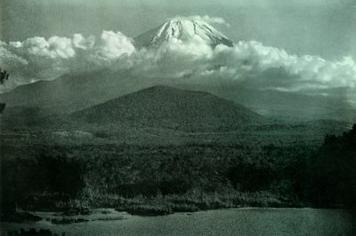 فوجي عند شروق الشمس ، 1910. بواسطة هربرت بونتينج