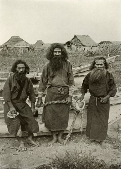 هابو كونو ، الصياد في المركز واثنان من صيادي عينو ، 1910. بواسطة هربرت بونتينج