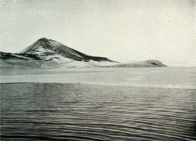 Hut Point and Observation Hill ، c19101913 ، 1913 بواسطة هربرت بونتينج