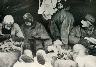 أعضاء الحزب القطبي يدخلون إلى أكياس نومهم ، c1911 ، 1913. بواسطة هربرت بونتينج