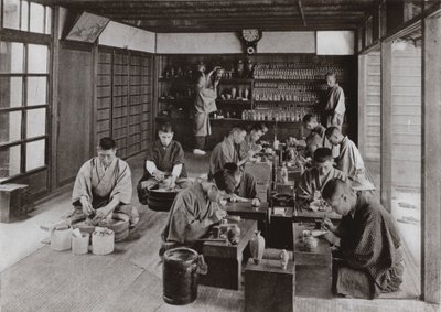 غرفة العمل والموظفين في Namikawa (b / w photo) بواسطة هربرت بونتينج