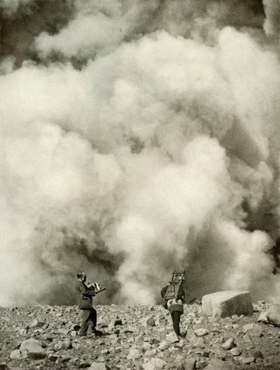 ارتفاع الدخان والبخار من فوهة أساماس بعد الانفجار ، 1910. بواسطة هربرت بونتينج