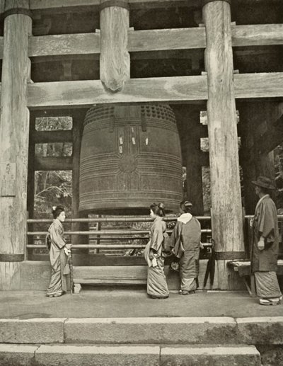 الجرس العظيم في معبد Chio-In ، 1910. بواسطة هربرت بونتينج