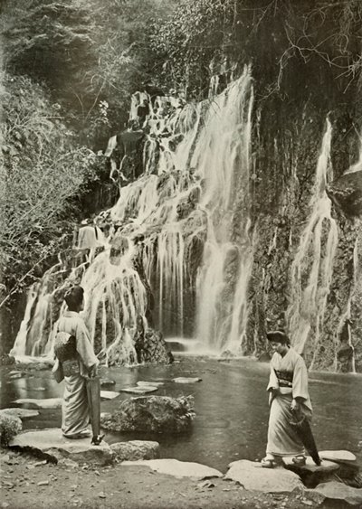 شلال الجواهر المتساقطة في يوموتو ، 1910. بواسطة هربرت بونتينج