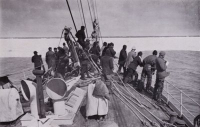 The approach to the pack-ice (b/w photo) بواسطة هربرت بونتينج