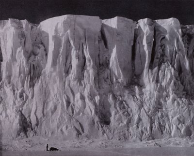 The ramparts of Mount Erebus (b/w photo) بواسطة هربرت بونتينج